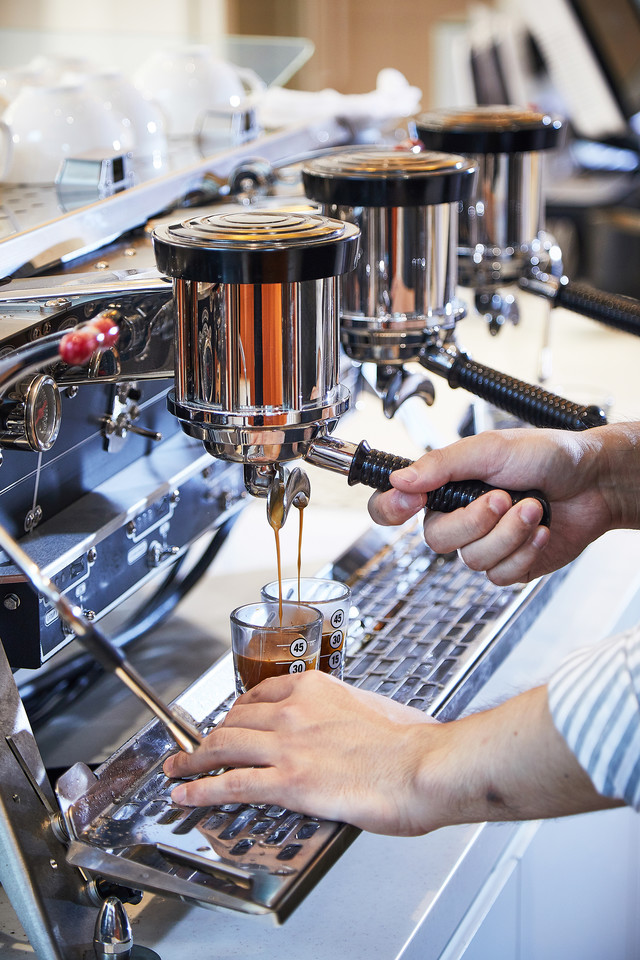 1F</br><p style="font-size:30px">CAFÉ 155 &<br/>FITTING SHOP</p>