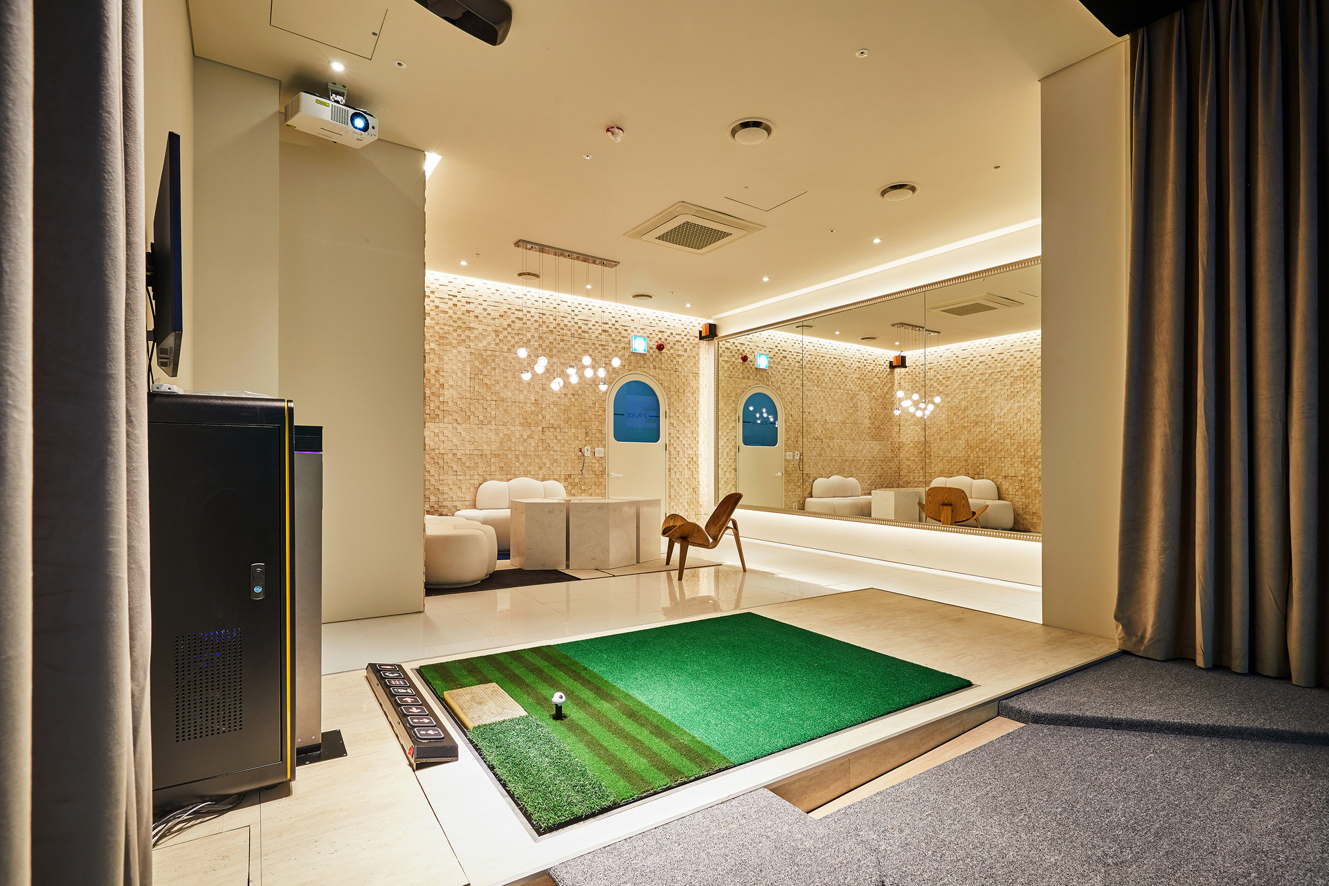 <p style="text-align:center">PLACE GOLF ACADEMY <br> </p><p style="font-size:18px; text-align:center; line-height:o"> 국내 최고의 강사진에게 배우는 체계적인 1:1 레슨</p>