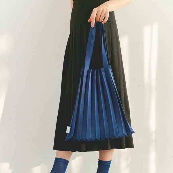 me ISSEY MIYAKE Recycled Polyester Trunk Pleats Bag