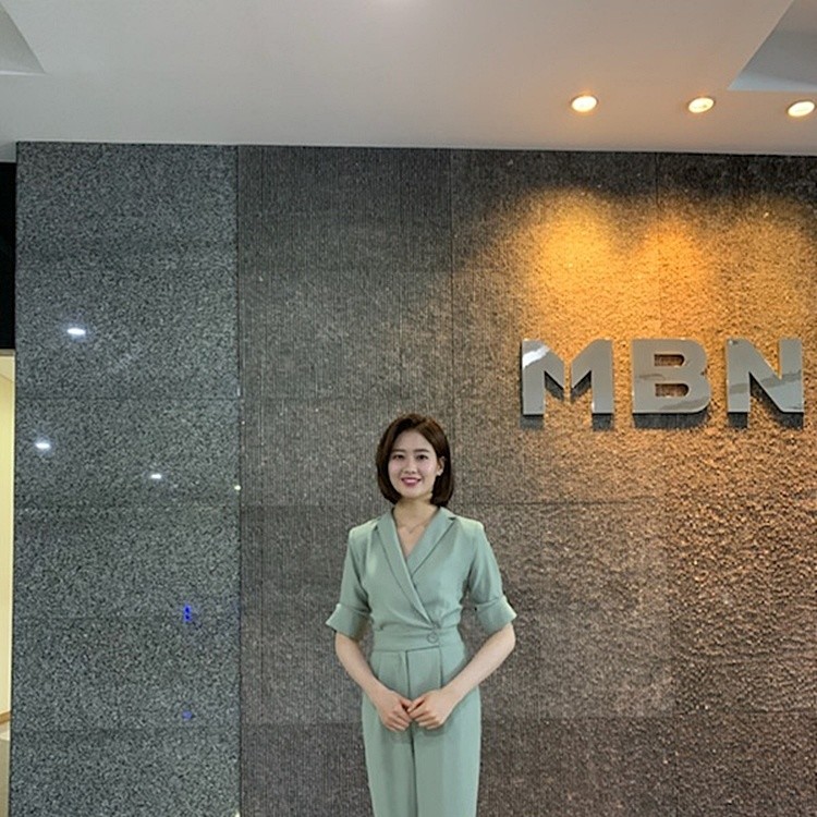 Mbn 박진아 아나운서 협찬 카라 랩 반팔 와이드 점프수트 : 스타일라떼
