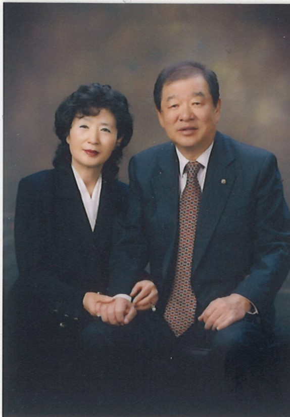 <small>CBS 라디오 드라마 ‘열망, 아내의 얼굴’ 주인공 피홍배 회장 부부  </small>