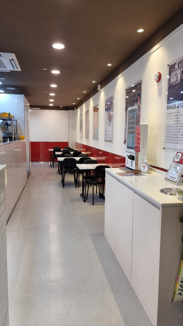 <p style="text-align:left; font-size:16px; margin-top:26px;">WHITE PLATES<br><span style="color:#666;">₩ 50,000</span></p>