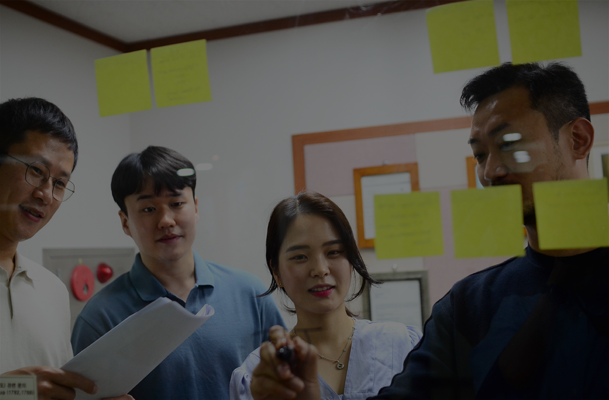 <h4>연구 개발</h4><p style="line-height:1.7;">차세대 기술과 제품을 개발하거나 개발 완료된 </br>제품의 원활한 양산을 위한 연구를 합니다. </p>