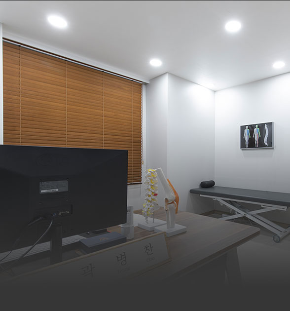 <div style="height:200px;padding-left:5%;"><img src="https://cdn.imweb.me/upload/S2022052358488512af337/db21e52881dca.png" class="fr-fin fr-dib" style="width:25px;padding-bottom:5px;"><br>진료안내<br><span style="font-size:20px;">슬기로운정형외과의<br><span style="position:absolute;">진료 정보를 알려드립니다.</span></span></div>