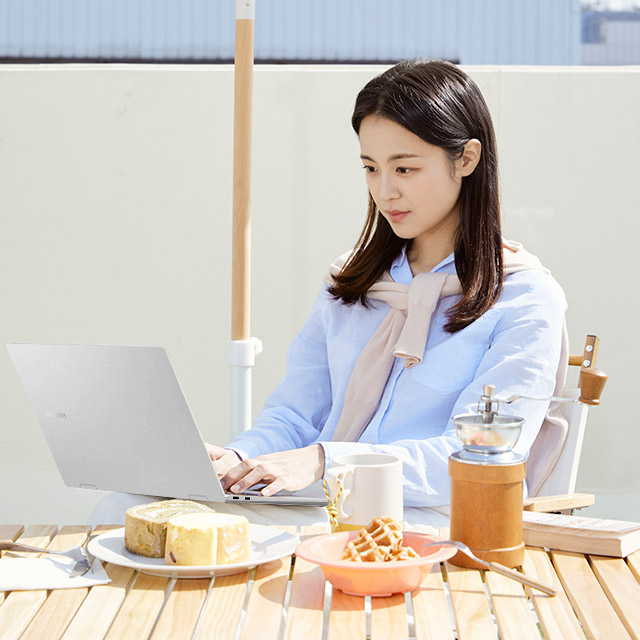 <span style="background:#0034dc; color:#fff; font-size:smaller; padding:0 5px; vertical-align:middle;">UPGRADE</span>  갤럭시북 프로360<br />[NT950QDY-A51A]<br /><span style="font-size:small; color:#737373;">#11세대 i5 #16GB</span> <span style="font-size:small; color:#0034dc; font-weight: 600;">#1TB</span><br /><span style="font-size:small; color:#737373;">#슈퍼 AMOLED #네이비 #브론즈 #실버 <br />#디자이너용 #크리에이터용 #재택근무용</span>