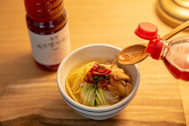 <h6 style="box-shadow: #69bd8359 0px -8px 0px inset; width:60px; margin:0 auto;">감칠맛</h6>