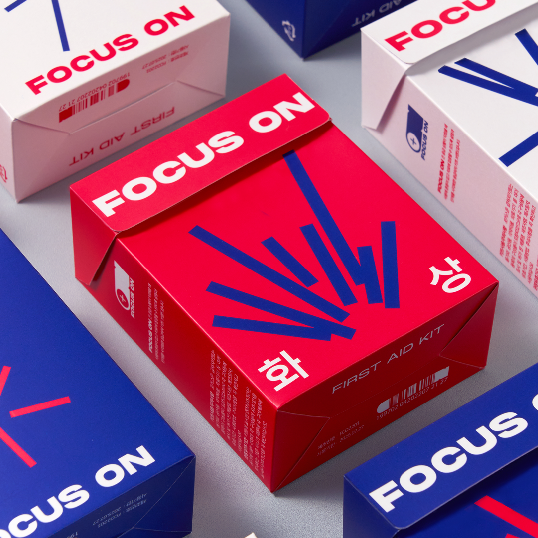 <p class="title">FOCUS ON<img src="https://i.imgur.com/QpILTX8.png" title="Asset 1@4x.png"/ style="width: 18px; height: 10px;"></P><p class="sub">윤일권</p>