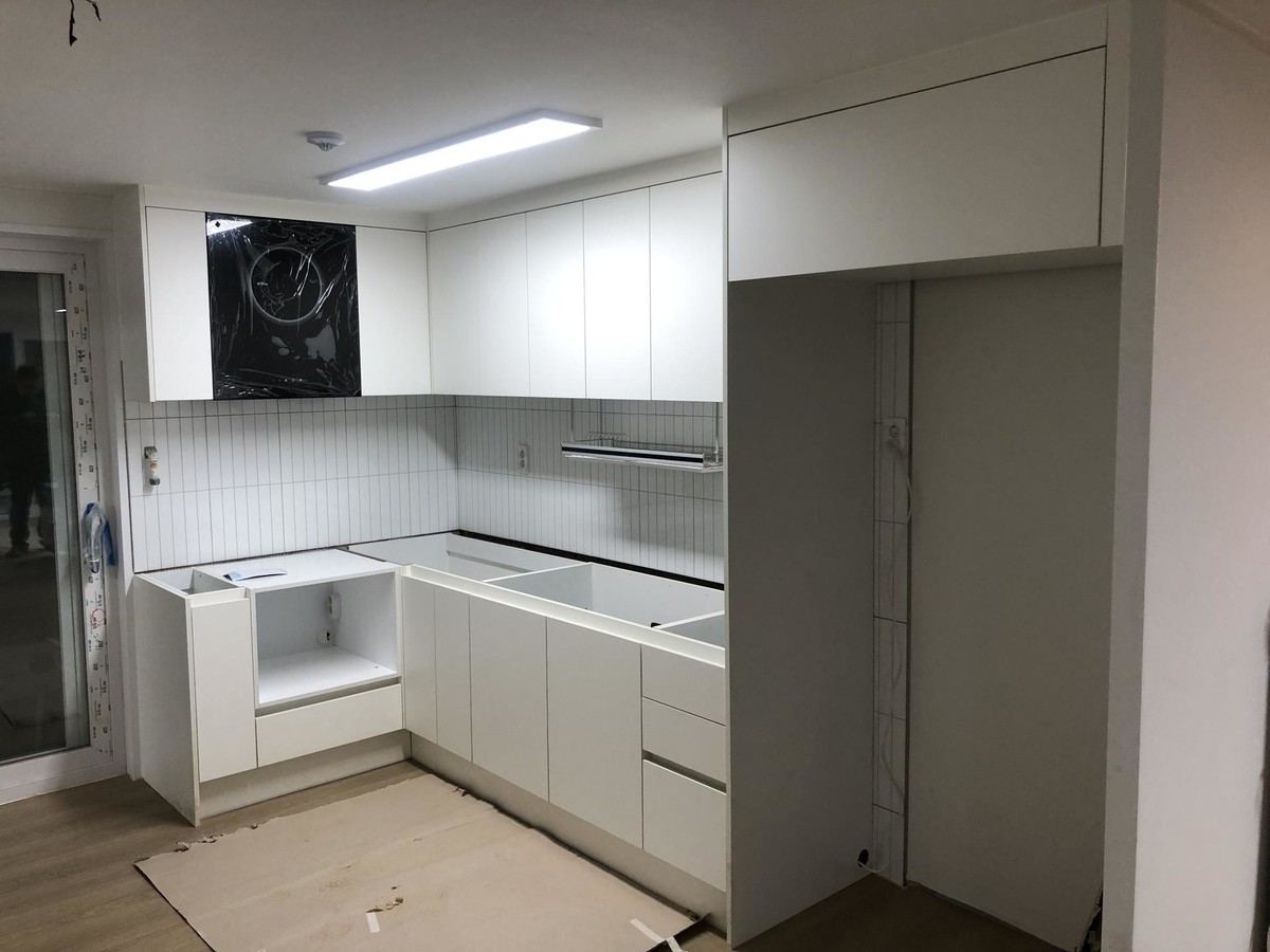 26평싱크대 화이트무광소재로 예쁘게 완성된 주방인테리어/ㄱ자주방/싱크대공장/씽크대잘하는곳/견적상담/화이트가구 : 20평
