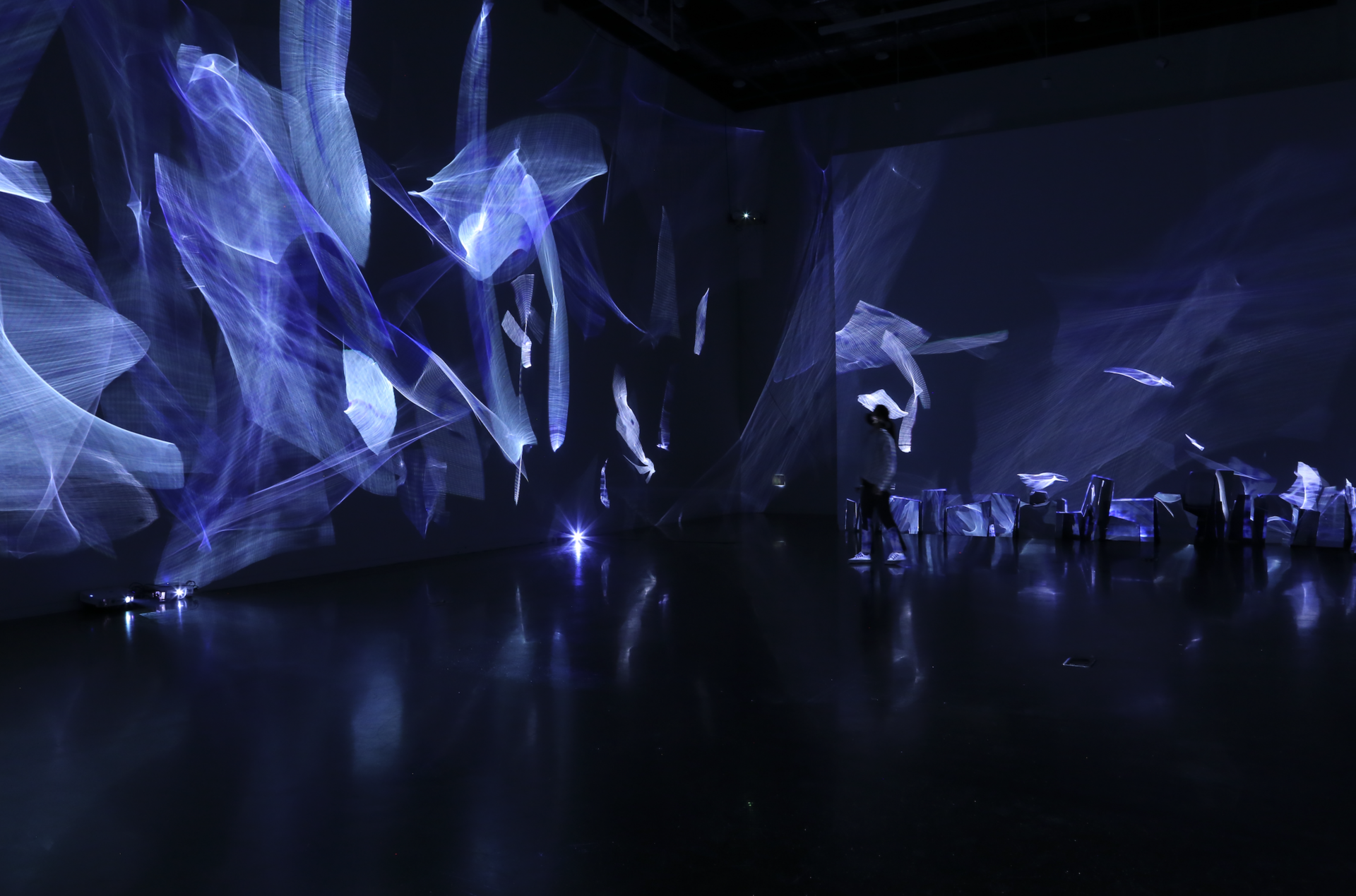 조민선, re-flection, 거울아크릴, 베티버오일, 프로젝터, 맥미니, 비디오 사운드 프로젝션 맵