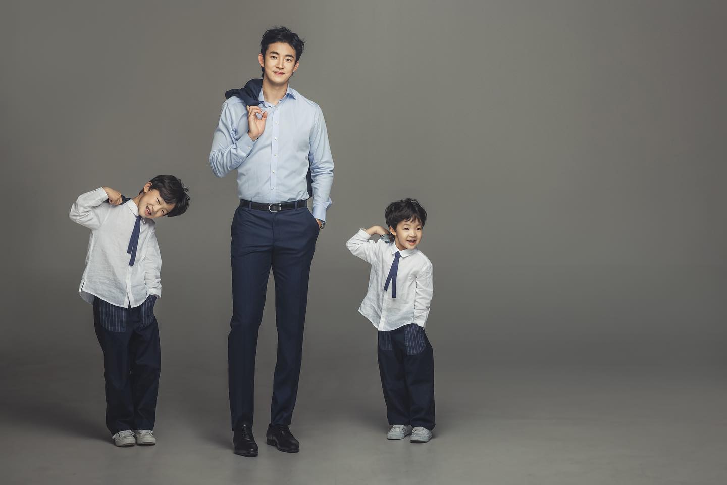 그녀의 남편, 농구선수 강병현씨와 그녀의 두 아들들. 194cm인 남편의 키 만큼 아들들도 컸으면 하는 바램이 있다고 한다.