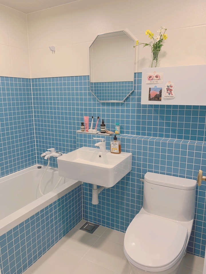 파란 타일이 인상적인 욕실은 고전 영화의 스틸컷에서 영감을 받아 디자인했다고 한다.