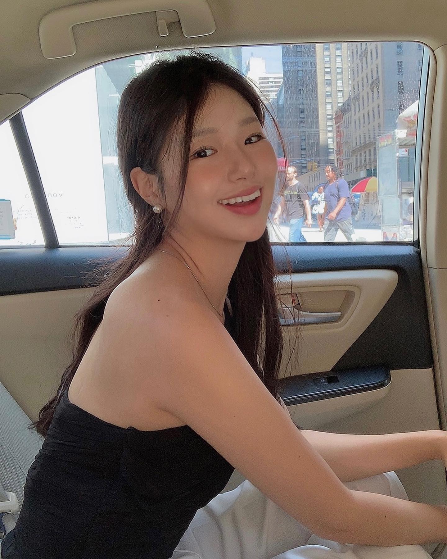 뉴욕 택시 안에서. 보기만 해도 기분이 좋아지는 싱그러운 그녀의 미소.