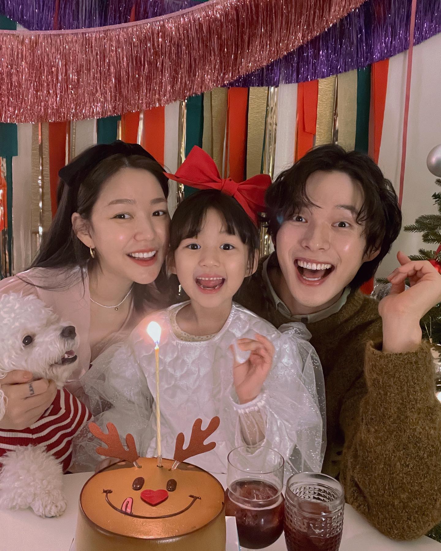 행복이 전해지는 세 가족의 21년 크리스마스 파티. 