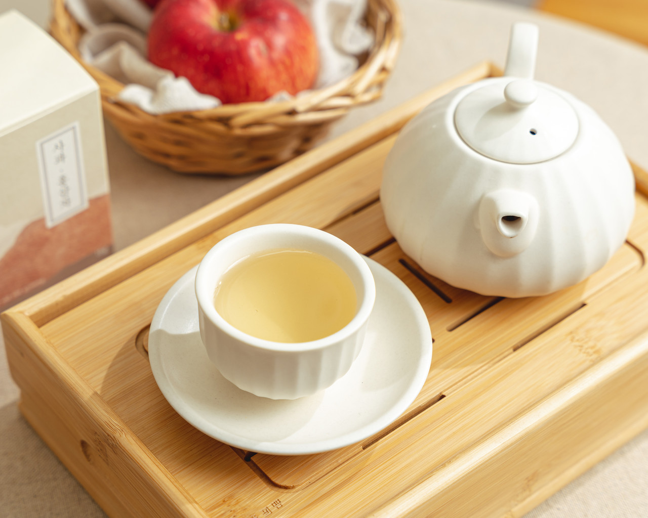 <h5 style="margin-left:10px;"><strong>사과 · 홍삼차</strong></h5><h6 style="margin-left:10px;">더 알아보기</h6>