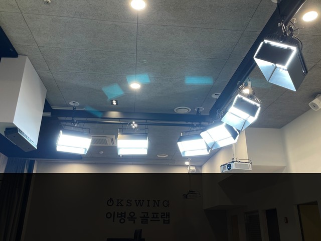 <p style="line-height: 1.2; padding-left: 20px;"><span style="font-size: 16px; color: rgb(239, 182, 21);"><strong>회사</strong></span></p>  <h5 style="line-height: 1.2; padding: 0px 0px 16px 20px;"><span style="color: rgb(255, 255, 255);"><strong>골프랩</strong></span></h5>
