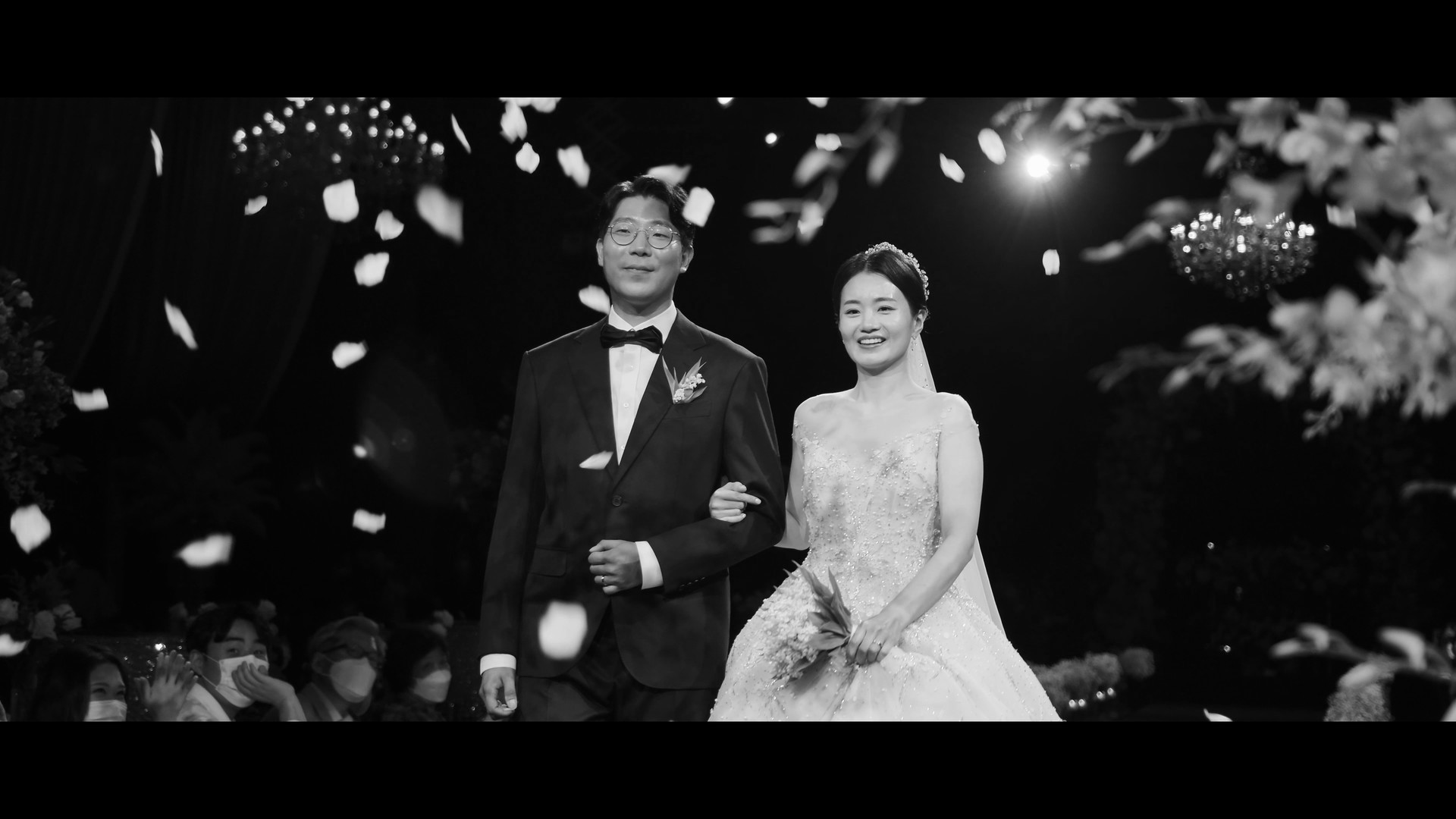 <strong>블랙 실루엣</strong> <P> <h6>(1인 3캠, 4K,시네마+다큐멘터리, 드론 포함)</h6></p> <p><del> 1,100,000원</del></P><p><strong>990,000원</strong></p>