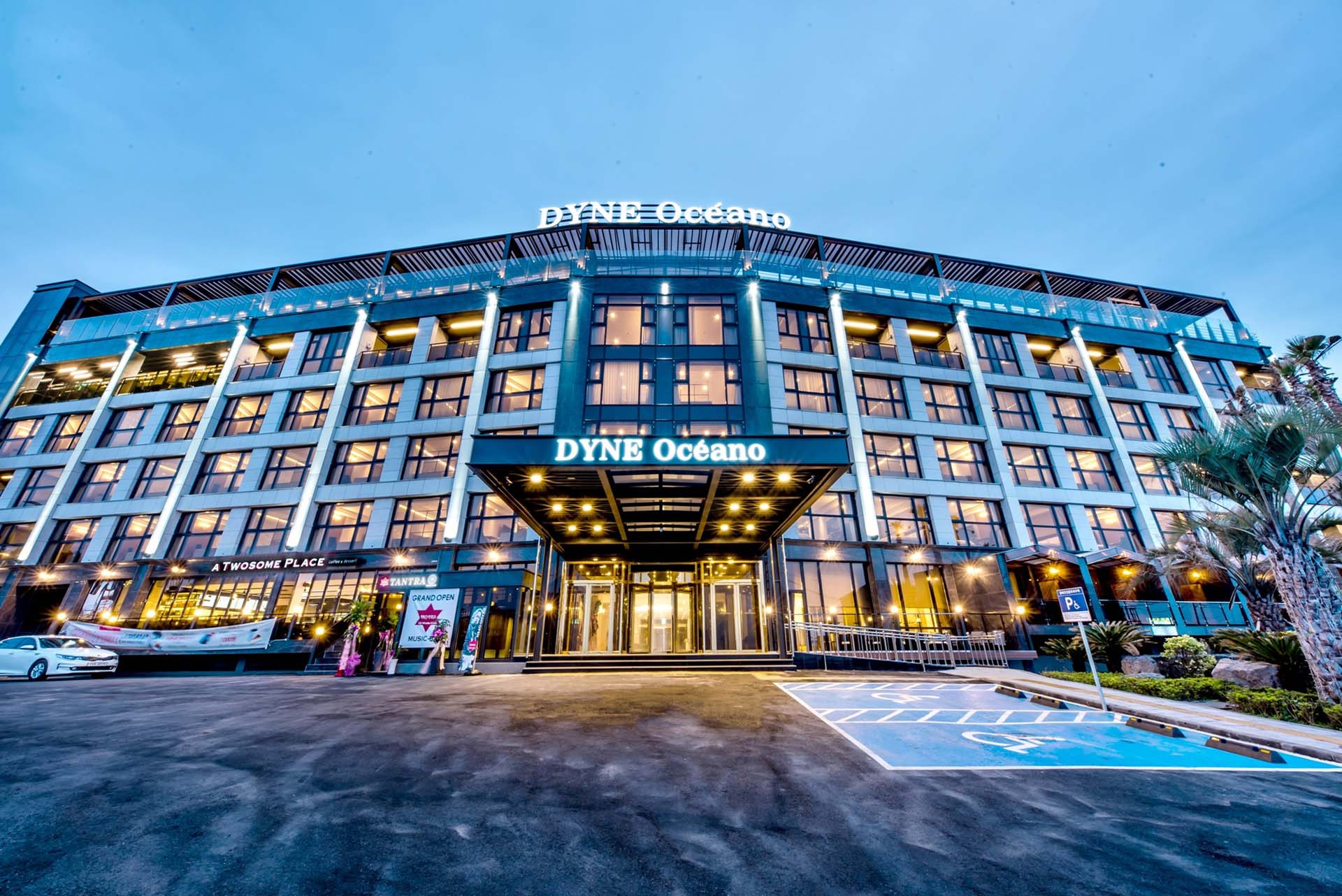 涯月海岸のDyne Oceano Hotel Jejuと屋上プール