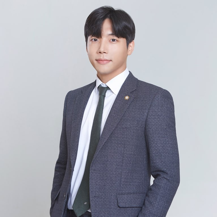 <p style="background-color: rgba(34, 34, 34, 0.15);padding:15px; "><span style="font-size: 30px;color:white;text-align:left;">Lee Sang-ho</span><span style="font-size: 18px;color:rgba(255, 255, 255, 0.75);text-align:left;">  Lawyer</span></span></p>