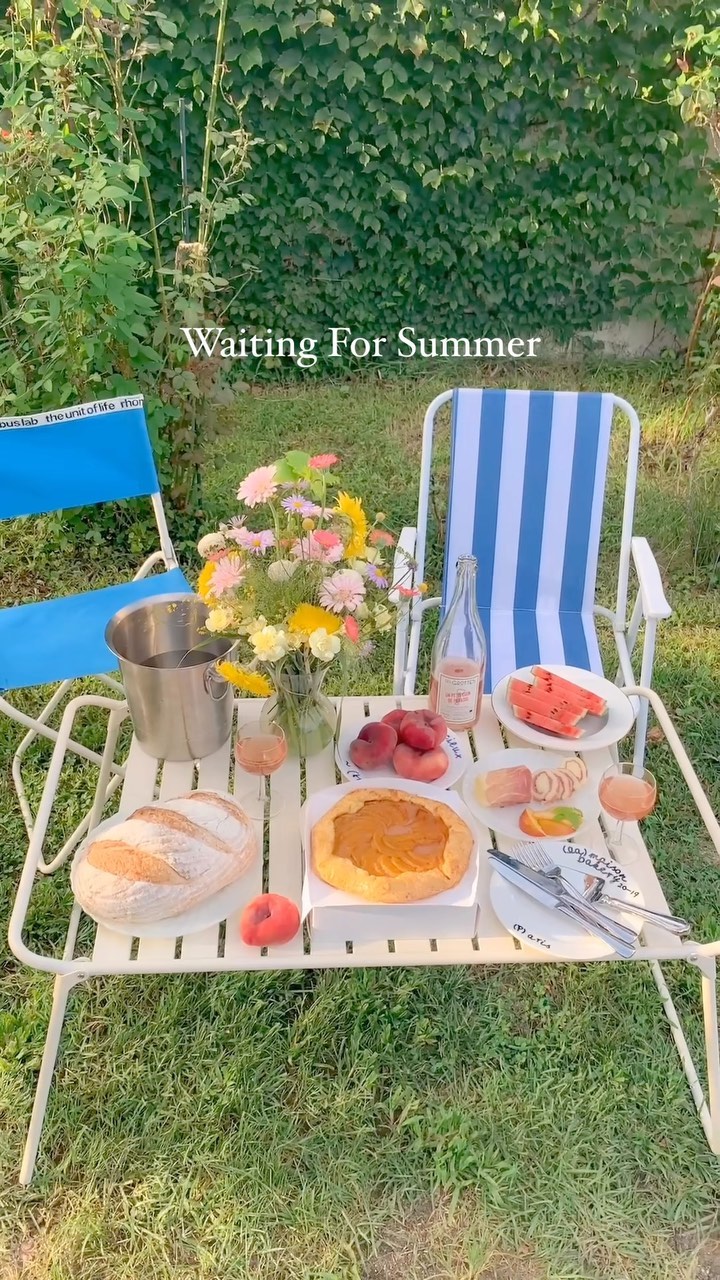 가장 사랑하는 계절은 여름. 함께 앉아 납작 복숭아 한 입 베어물고 햇살을 즐기고 싶은 피크닉 테이블이다.
