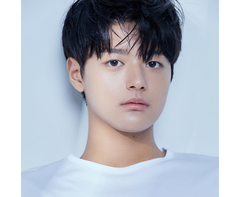 <div style="position: absolute; z-index: -10; top: 34%; left: 85%; color: rgb(182, 137, 80); font-size: 15px; font-weight: 300; opacity: 0; transform: translate(0px, 0px); transition: transform 1s, opacity 1s;" class="cst_name"><p style="line-height: 18px;">박<br><br>상<br><br>훈</div>