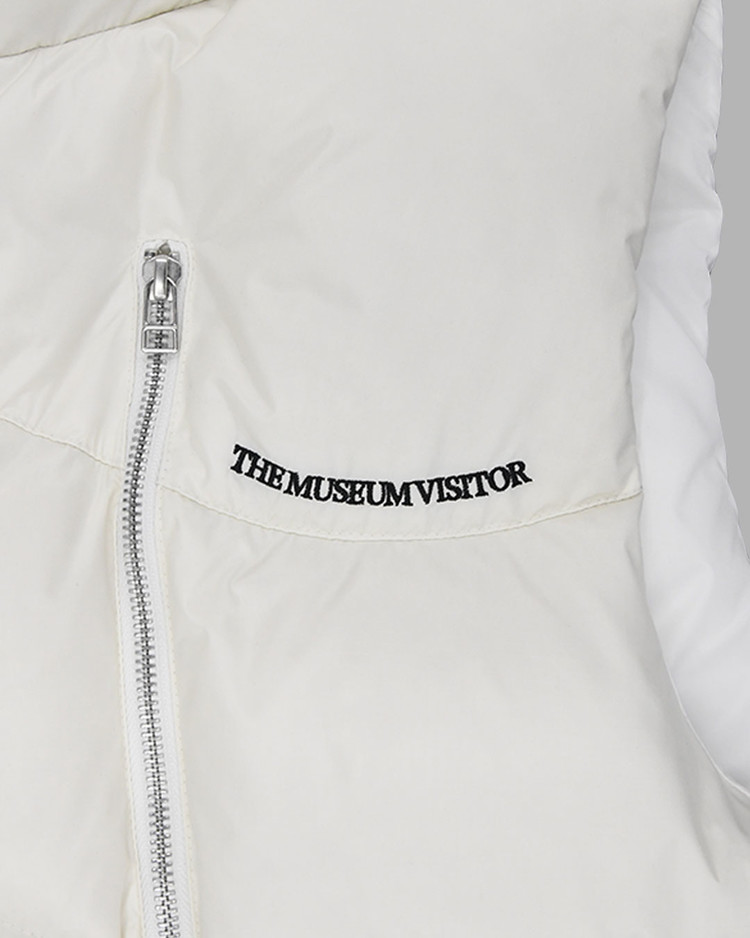 CURVED ZIPPER PUFFER DOWN VEST (WHITE) : THE MUSEUM VISITOR