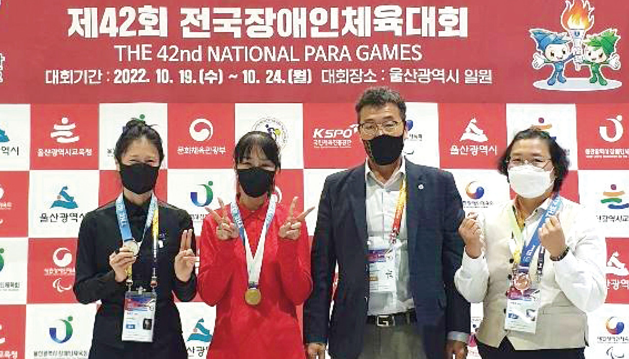 당구 은메달리스트 김희진 선수(맨 좌측, 에코프로비엠) 시상식 장면