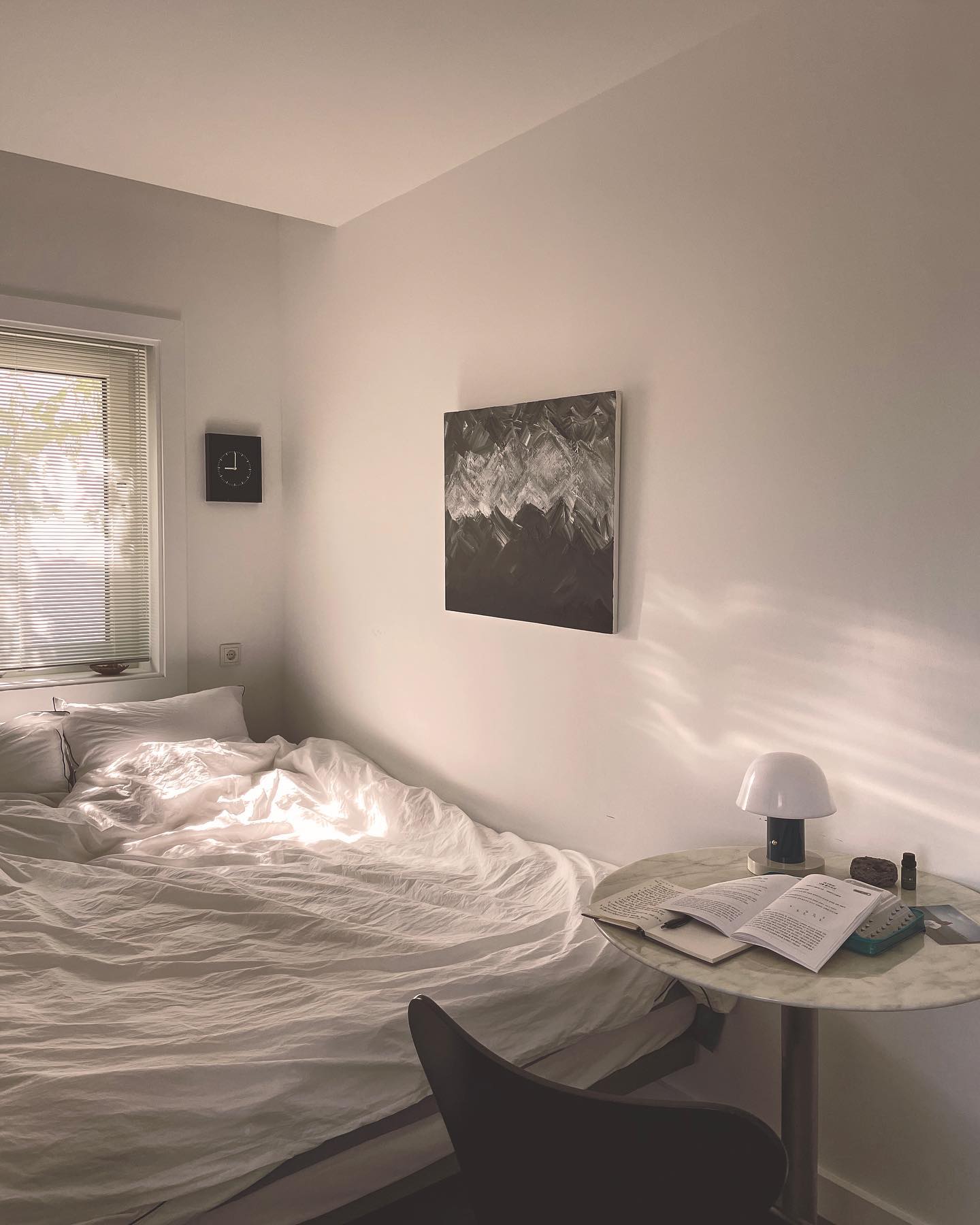 햇살이 기분 좋게 부서지는 침실. 침구는 호텔 크랜베리 제품. 아내의 블로그 한 켠에 '콜라매거진'이란 이름으로 취향을 담은 브랜드를 주제로 연재하고 있다. 네 번째 주인공이었던 호텔 크랜베리.