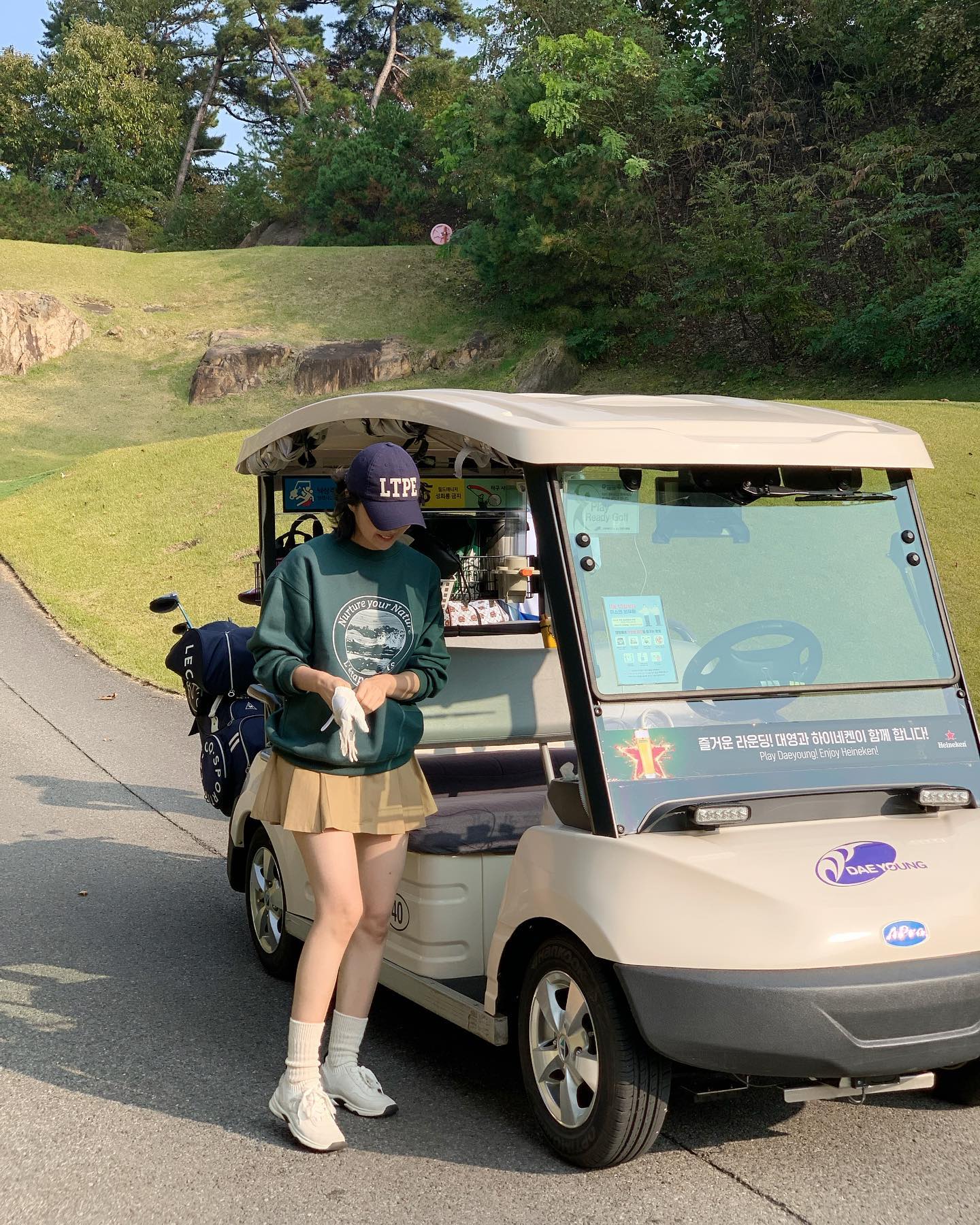단독으로 진행했던 골프웨어 브랜드 레탑의 맨투맨을 입고 골프장에서. 다시 시작한 골프에서 활기를 얻고 있다고.