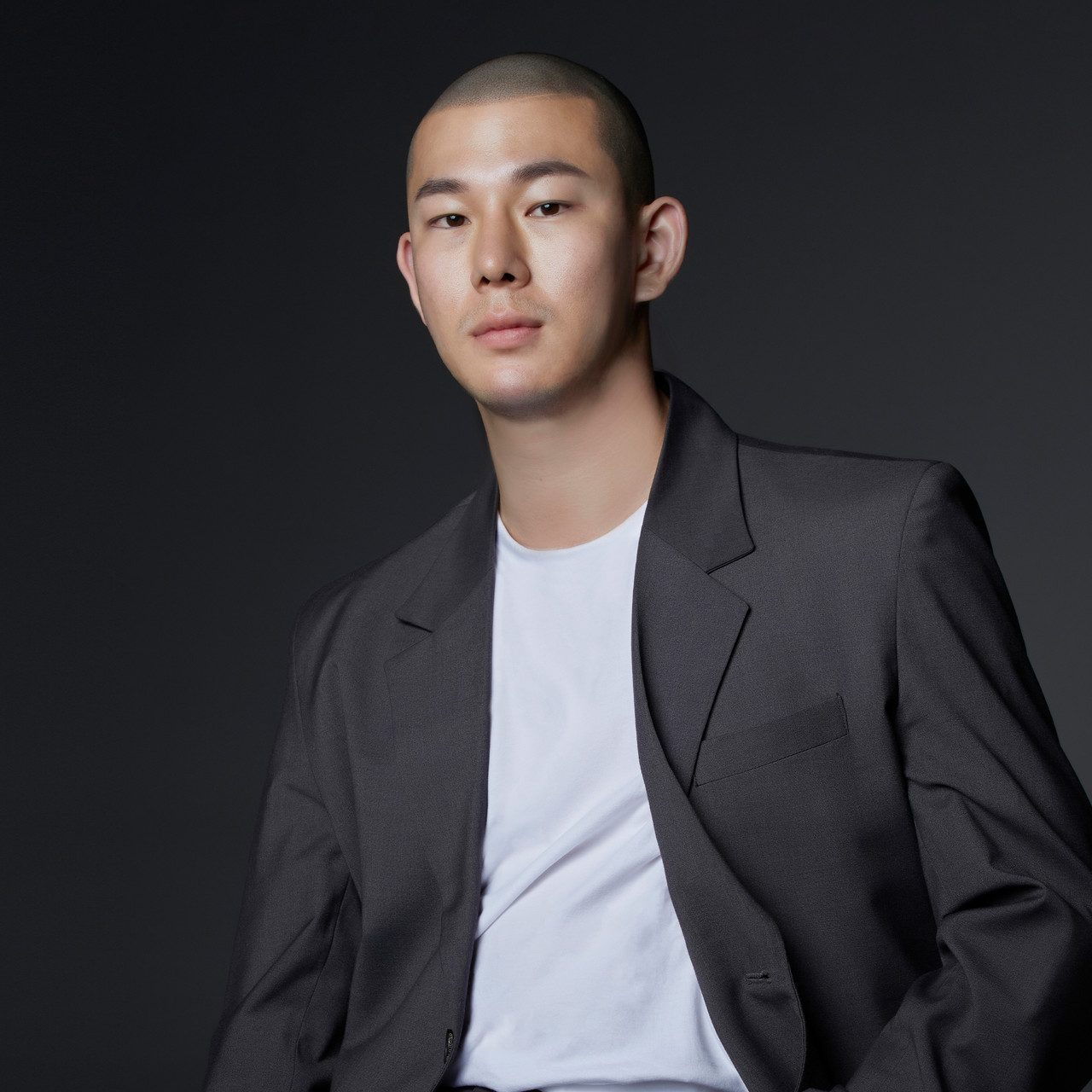 대전 직영점<br>Scalp Designer<br>JIMMY원장<br><br>그레이시티 잠실본점 원장(현)<br>그레이시티 아카데미 데모교육원장(현)<br>그레이시티 부산본점 부원장(현)<br>그레이시티 부산본점 아카데미총괄원장(현)<br>그레이시티 스칼프 SMP finisher(현)<br>그레이시티 부산직영점 대표원장(역임)<br>그레이시티 부산직영점 부원장(역임)<br>그레이시티 잠실직영점 부원장(역임)<br>ISO17024 국제SMP대회 운영위원<br>K-ART PAIR 운영위원<br>SISA 국제미용연합회 SMP 회장<br>그레이시티 본사 Finisher 과정 수료<br>그레이시티 본사 Starter 과정 수료<br>그레이시티 본사 마스터과정 수료