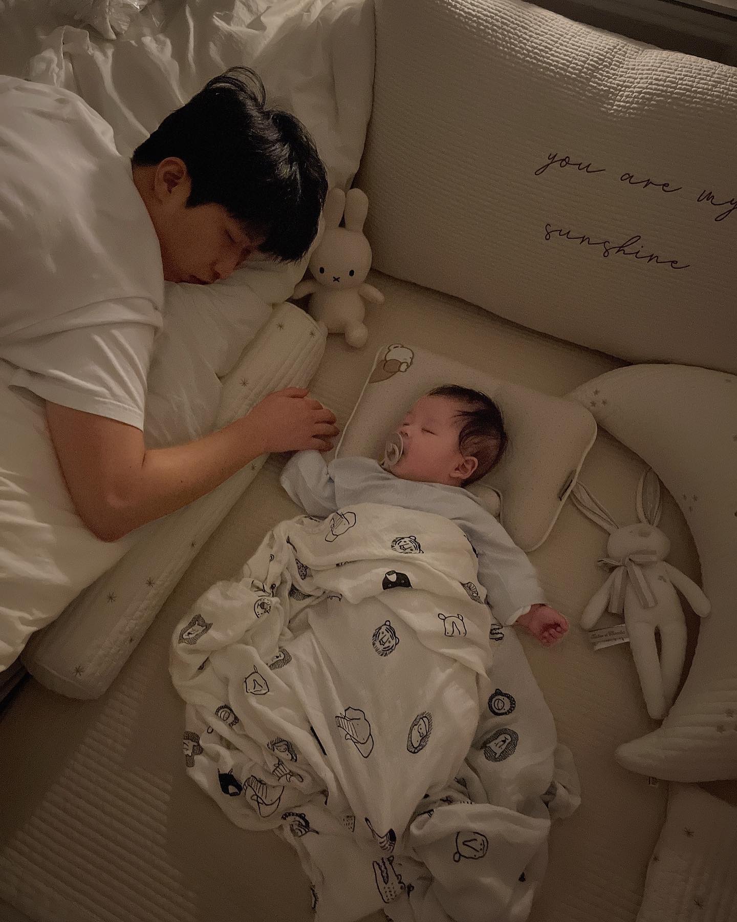 젤리가 5개월 조금 안 되던 시절. 뒤집기를 시작하며 10초마다 베개를 이탈하던 시기에 이탈 없이 잘 자게 만들어주었던 애착 베개를 꾸준히 판매하고 있다. 제품은 아이누오 베개.