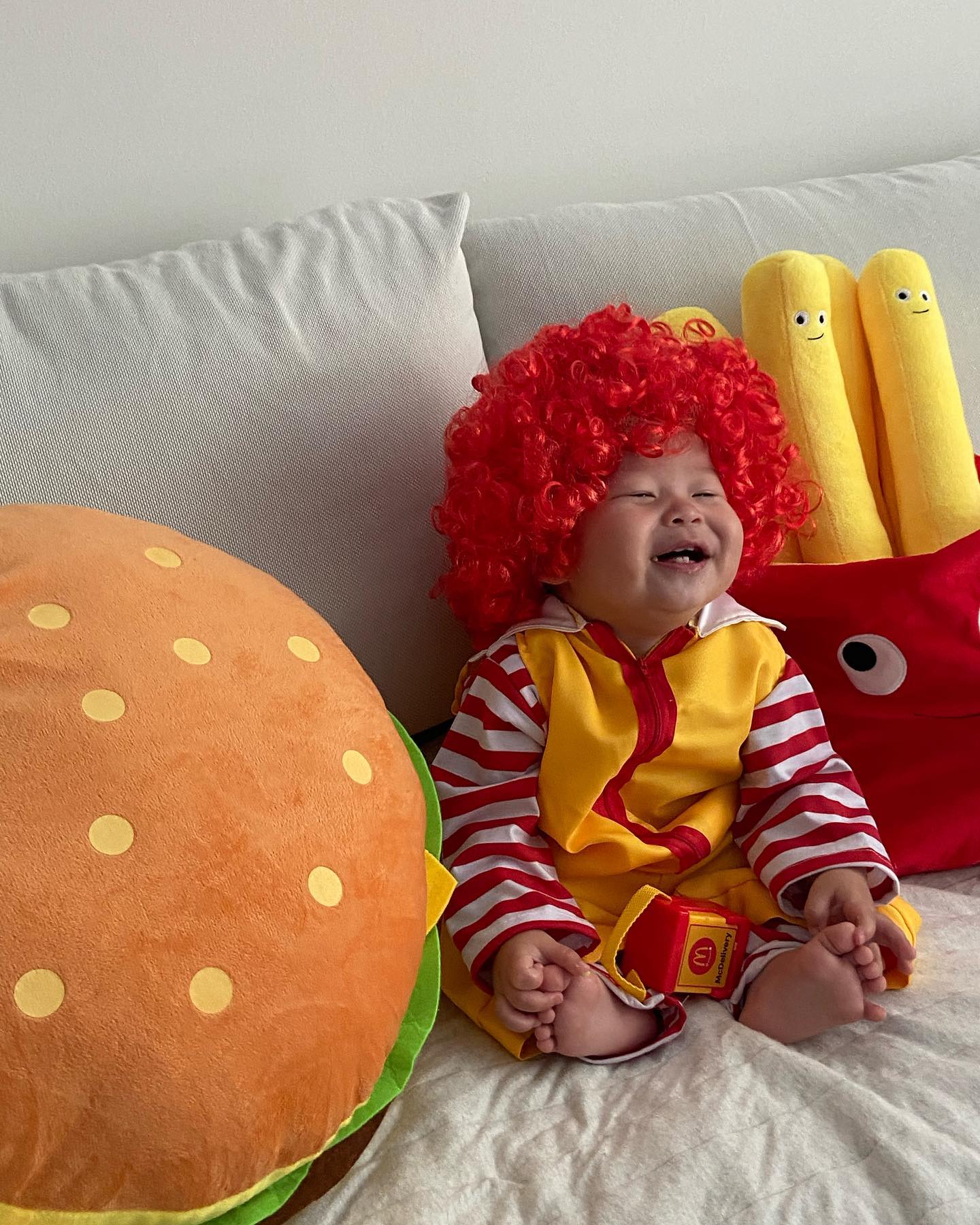 랜선 이모들의 사랑을 듬뿍 받고 있는 젤리의 맥도날드 컨셉 사진. 절로 웃음이 나는 귀여운 모습에 반응이 폭발적이었다.