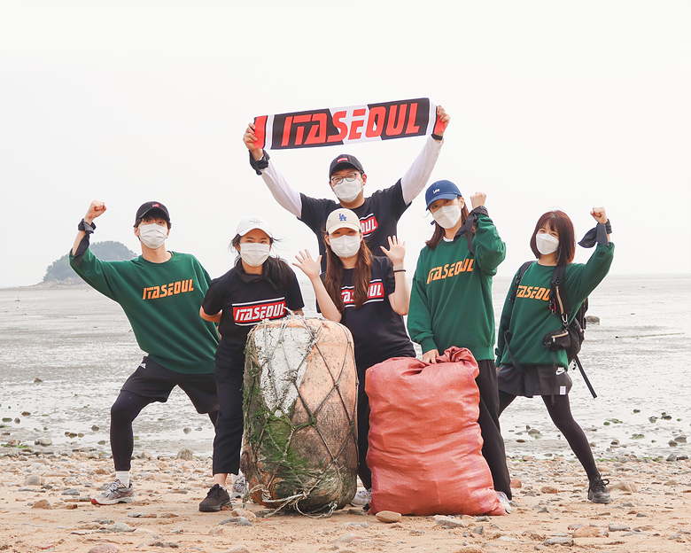헤럴드 에코어워드 2022 대상 - 이타서울 한유사랑 대표이사<br> "Sustainable Sea", Korea<br> - 이타서울 사회공헌팀, 22 서해안 용유해변 해변정화 -<br> 안가영 PM, 신은경 CA, 이진주 CA 외