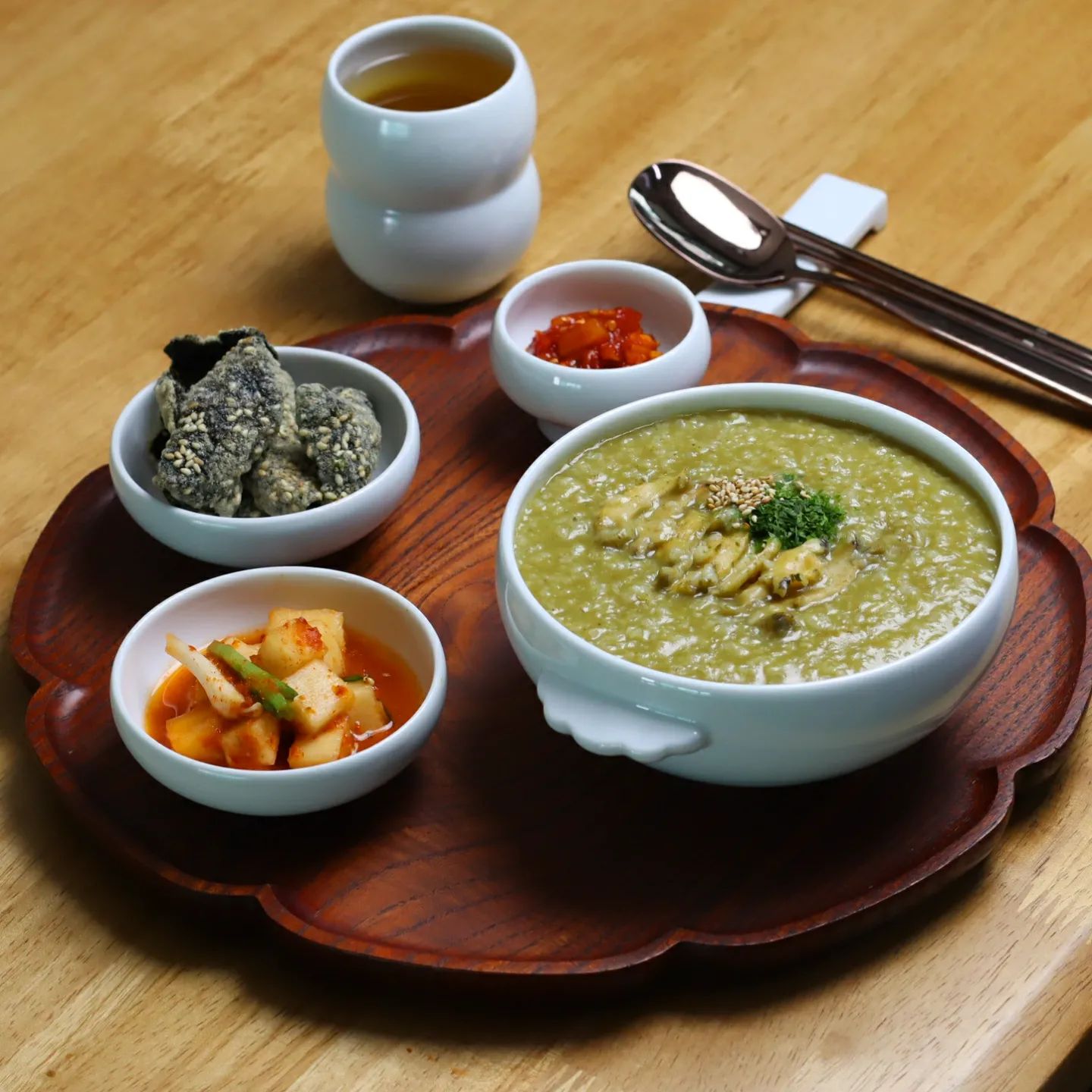 5차 이상 진행한 한끼 전복죽. 통영에서 1시간 떨어진 연화도라는 섬이 고향으로 좋은 해산물을 선별하는 안목에 대해 자부심을 보였다.