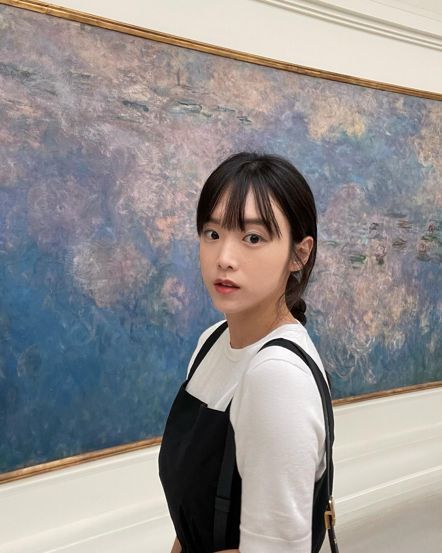 파리 여행 중 오랑주리 미술관에서. 아이 엄마라 믿기 어려운 소녀같은 앳된 미모가 돋보인다.