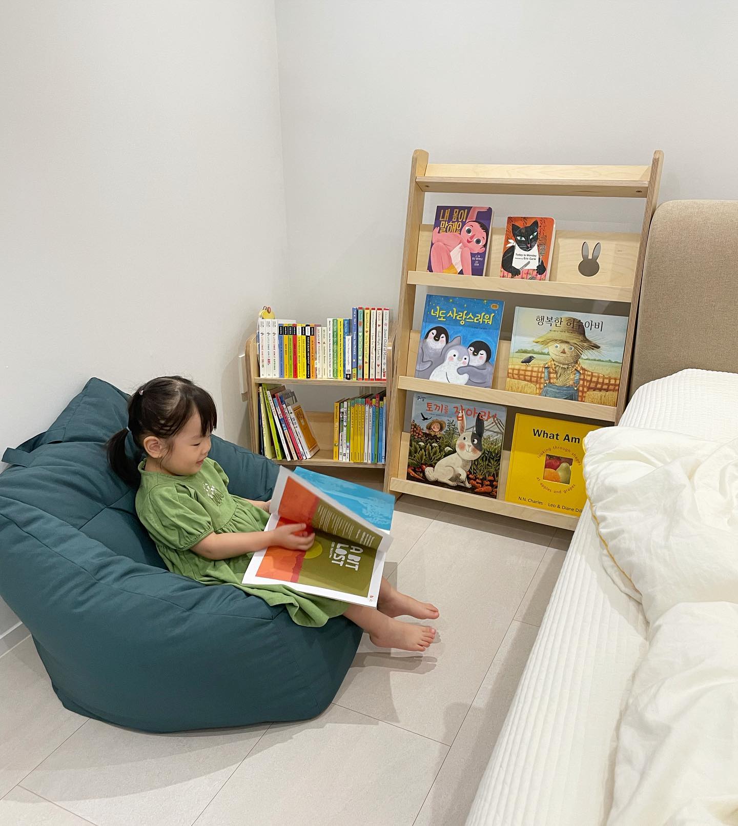 거실 전면, 아이 방, 서재, 침실 모두 책장을 두고 아이가 좋아하는 책을 가득 채워주었다. 덕분에 아이가 어느 방에서든 책을 찾아 읽는 습관을 가졌다고. 엄마들간의 활발한 육아 소통을 위해 책육아 카페도 오픈하고 매주 토요일 밤 11시에는 라방을 진행하고 있다. 제품은 판매 진행했던 꼬메모이 책장.