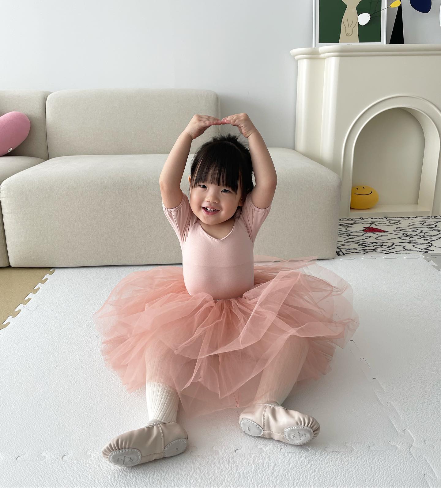 코로나로 아이가 좋아하던 발레 수업이 중단되어 어플(아이고고)을 통해 홈스쿨 발레를 시작하게 되었다고.