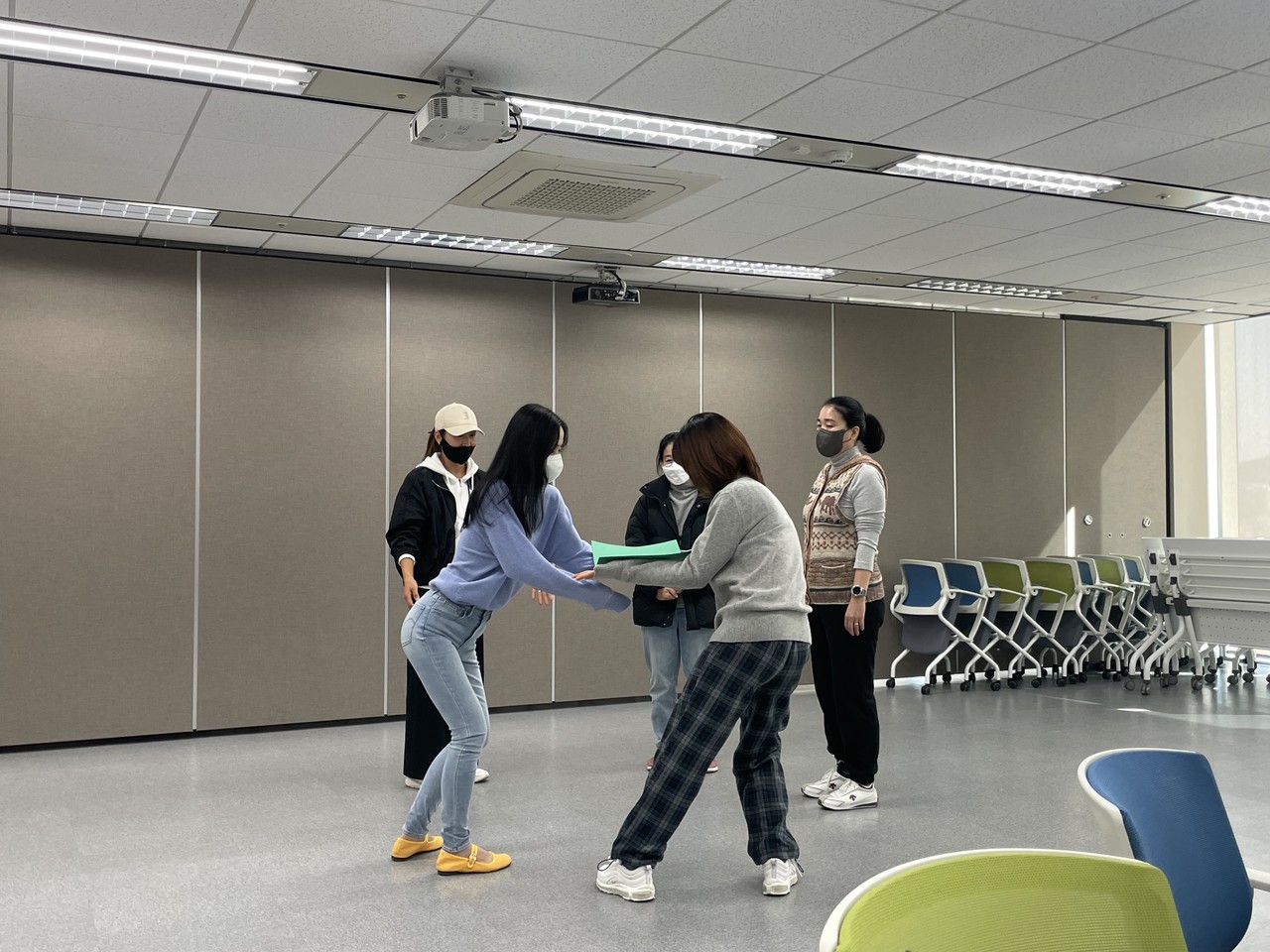 소리교육의 종이게임 시연 / ⓒ한국문화예술교육진흥원