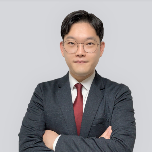 <div><p style="text-align: center; line-height: 1.15; margin-top: 40px;"><strong>정기성 전임 부목사</strong></p><p style="text-align: center; line-height: 0.5;"><span style="font-size: 11px; color: rgb(163, 163, 163);">Ki Sung-Jung / Assistant Pastor</span></p><hr style="text-align: center; width: 80%;"><p style="text-align: center;">직통 : <a href="tel:070-4672-2607">070-4672-2607</a> (내선207)</p><p style="line-height: 1.15; text-align: center;"><span style="font-size: 12px;"><p style="text-align: center; line-height: 1.2"><span style="font-size: 12px;">교육, 소망교구, 유초등부,<br>Awana, 홈페이지, 주일오후찬양</span></p></div>