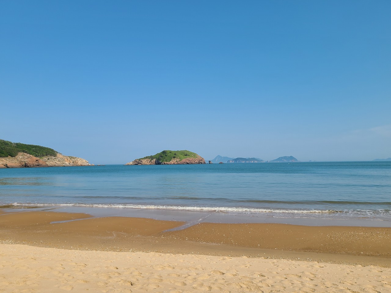 <b>큰말해수욕장</b><br><span style="font-size: 16px;">자세히 알아보기 +</span>