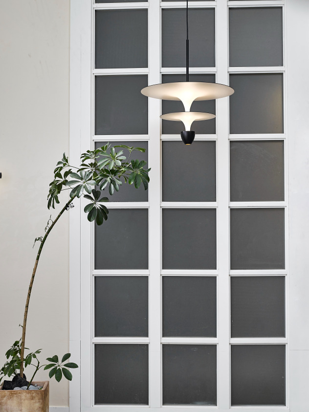 <p style="text-align:left; font-size:16px; margin-top:26px;">WHITE PLATES<br><span style="color:#666;">₩ 50,000</span></p>