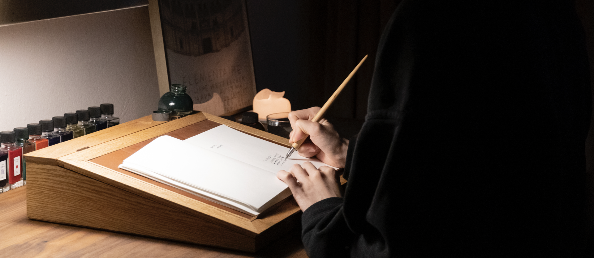 <p style="width: 40%;"><span style="font-size: 20px; line-height: 0em;"><strong>Kakimori</strong></span><span style="font-size: 16px; line-height: 0em;"> 카키모리<br><hr style="line-height: 0em;">카키모리는 쓰는 즐거움을 전달하는 문구 브랜드입니다. 많은 것이 디지털화로 변해가는 시대에서 문구가 지닌 진정한 가치는 ‘쓰는 행위' 그 자체에 있다고 말합니다.</span></p>