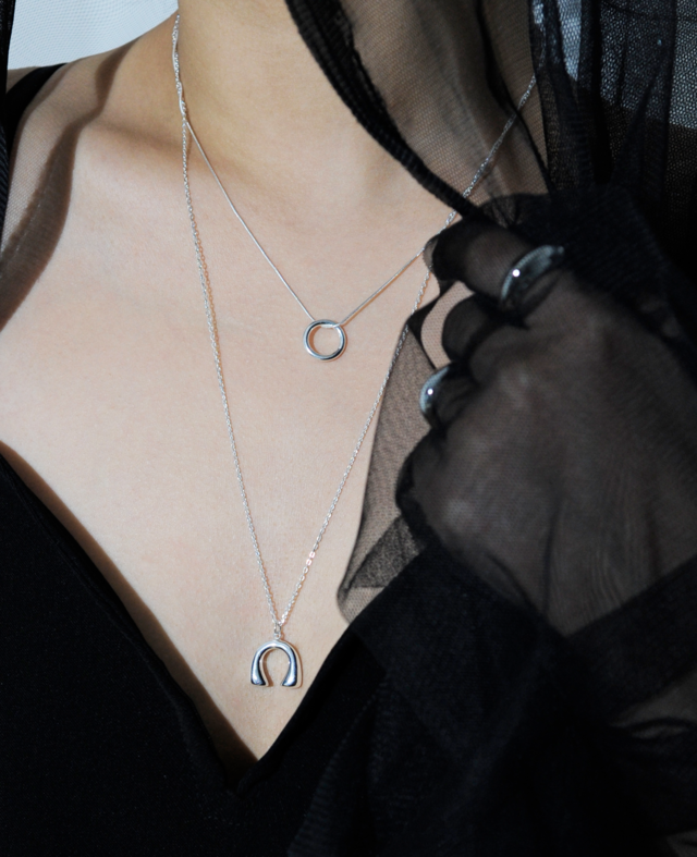 <p style="text-align:left; font-size:16px; margin-top:26px;">moody round U two line 925 silver necklace<br><span style="color:#666;">₩ 109,000</span></p>