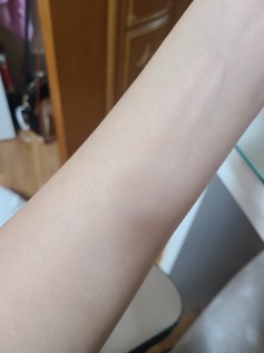 이거쓰고 등드름 없어졌고 건조해서 빨개지는 피부에 너무 좋았어요 심지어 찝찝하지 않은 촉촉함이라 매일 사용합니당 거의 다 써감 끈적이는거 싫어하시는분? 무조건 사세요  끈적이는거 못견디는데 요거 아주 요물인게 두부같은 포실포실한 제형이라 손으로 만졌을 땐 라이트해서 별 촉촉함 없겠구나 했거든요 근데 웬걸;; 발림성이 너무 좋다보니 한두번 슥슥 문지르면 바로 흡수되는데 속건조함이 없어지는 촉촉함이에요 겨울되면 갈라지고 아픈 분들 강추드립니다??