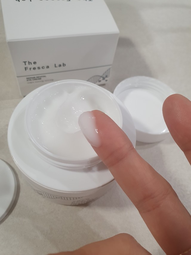 촉촉하면서도 너무 순한 느낌이에요. 보편적으로 아이스크림들은 좀 두껍게 발린다는 느낌이 드는데 이제품은 산뜻하게 발리고 쏙 스면들면서 피부를 쫙 잡아주는 느낌입니다~ 손등이만 발랐는데도 손등이 탱탱해진 느낌이에요^^ 얼굴 눈가에 발랐더니 정말 바로 쫙쫙 조여지는 느낌이 나서 놀랬습니다! 효과는 정말 좋은 거 같아요ㅎㅎ 요즘 빼먹지 않고 항상 바르고 있습니다. 거기다 케이스에 제 이름이 적혀 있어서 너무 더 믿음이 갑니다. 주문하자마자 바로 만들어서 보냈다는 증거잖아요~ 정말 좋은 제품 알게 된 거 같아요! 아이크림은 이제 이제품으로 꾸준히 사용할 생각입니다^^