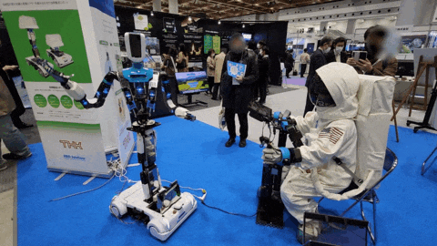 <p  style="text-align:left; font-size:14px;">우주로봇을 조종 중인 우주비행사 - ⓒ COSMOS TIMES</p>