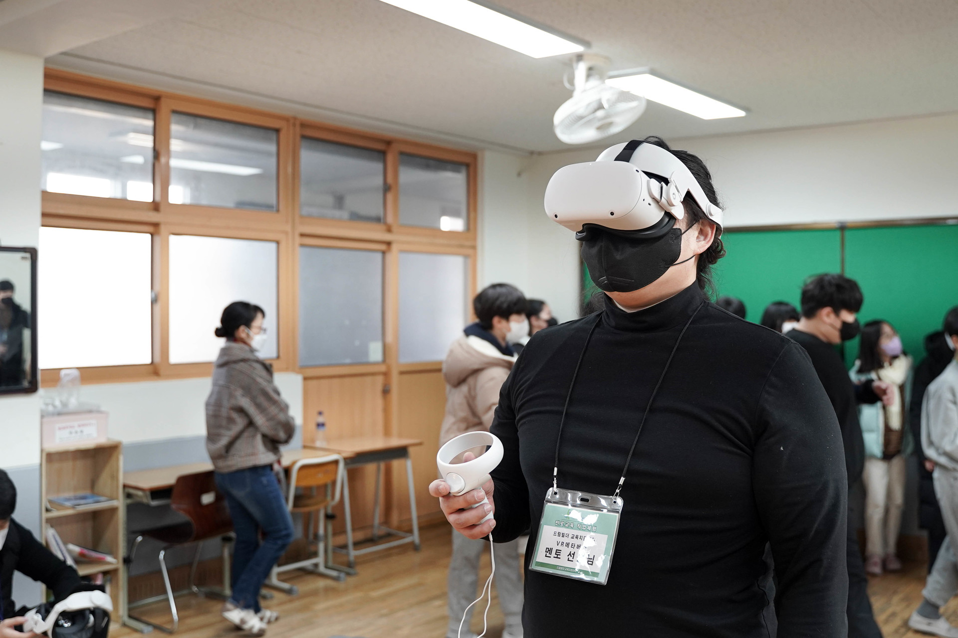 VR 헤드셋과 컨트롤러를 든 드림빌더 멘토 강사