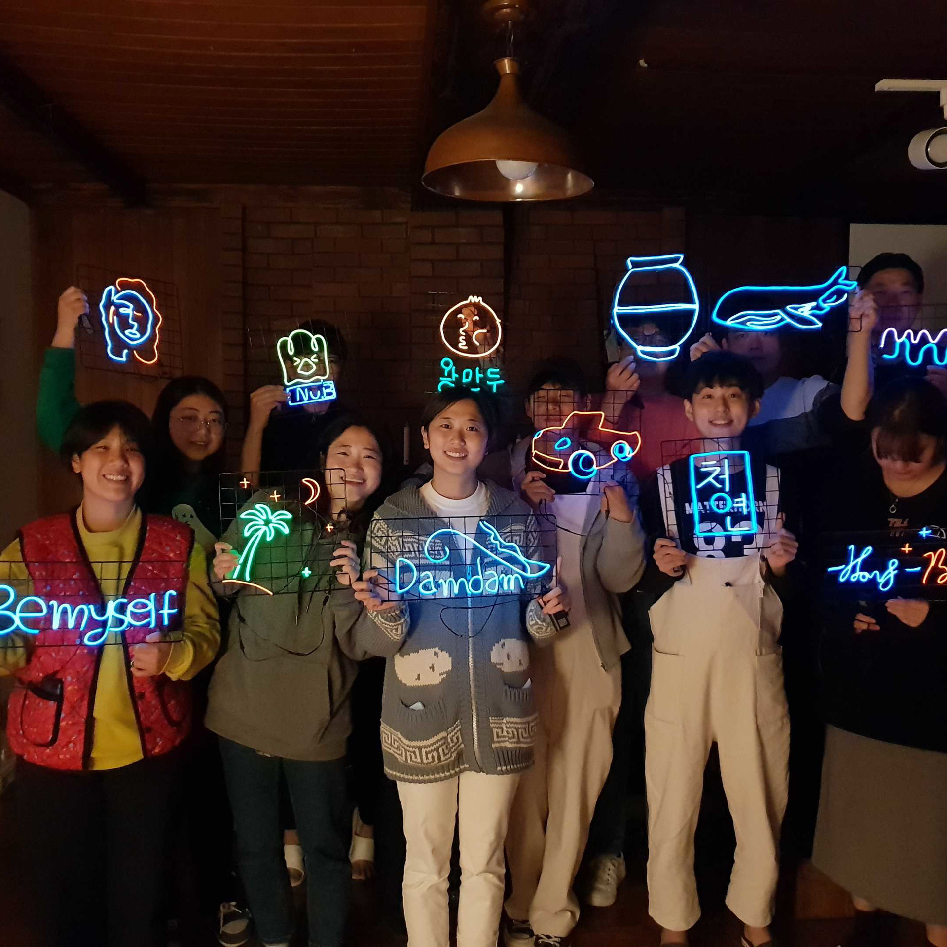 <b>커뮤니티 서비스<br>이용안내<br>➡️</b>
