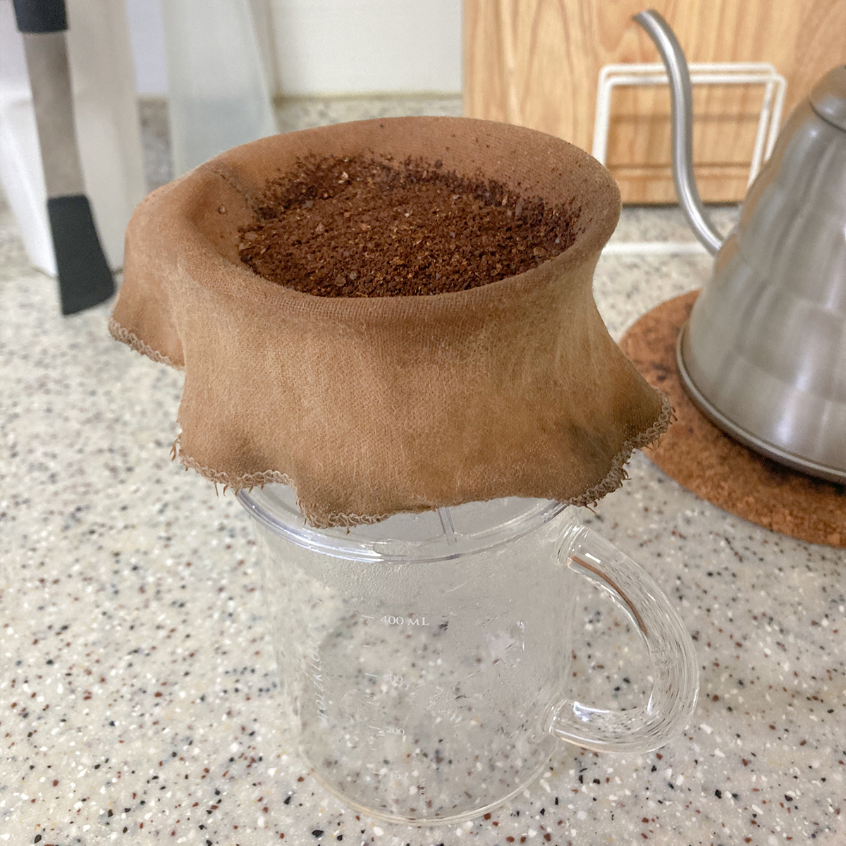 천으로 만든 커피필터에 그라인딩한 커피가루 붓기