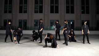 퀴어댄스팀 큐캔디의 모습. 춤을 추기 위해 대형을 서서 포즈를 잡고 있다.