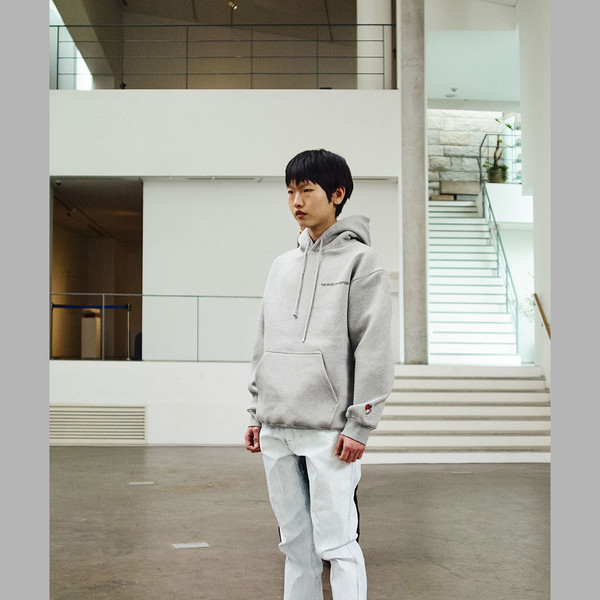 ESSENTIAL LOGO HOODY (GREY) : THE MUSEUM VISITOR